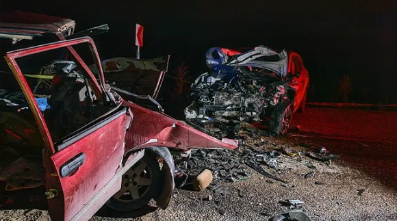 Manisa'da feci kaza: 3 kişi öldü, 1 kişi yaralı!